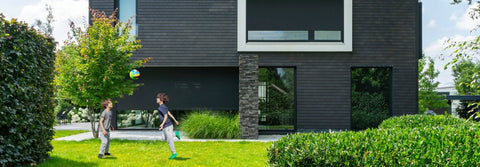 doekzonwering, moderne uitstraling, screens, screen, verticale zonwering, ritsscreen, ritsscreens, zip screen, zip screens, screens ramen, zonnescreen, buitenzonwering, zonwerende screens, verduisterende screens, verduisterend doek